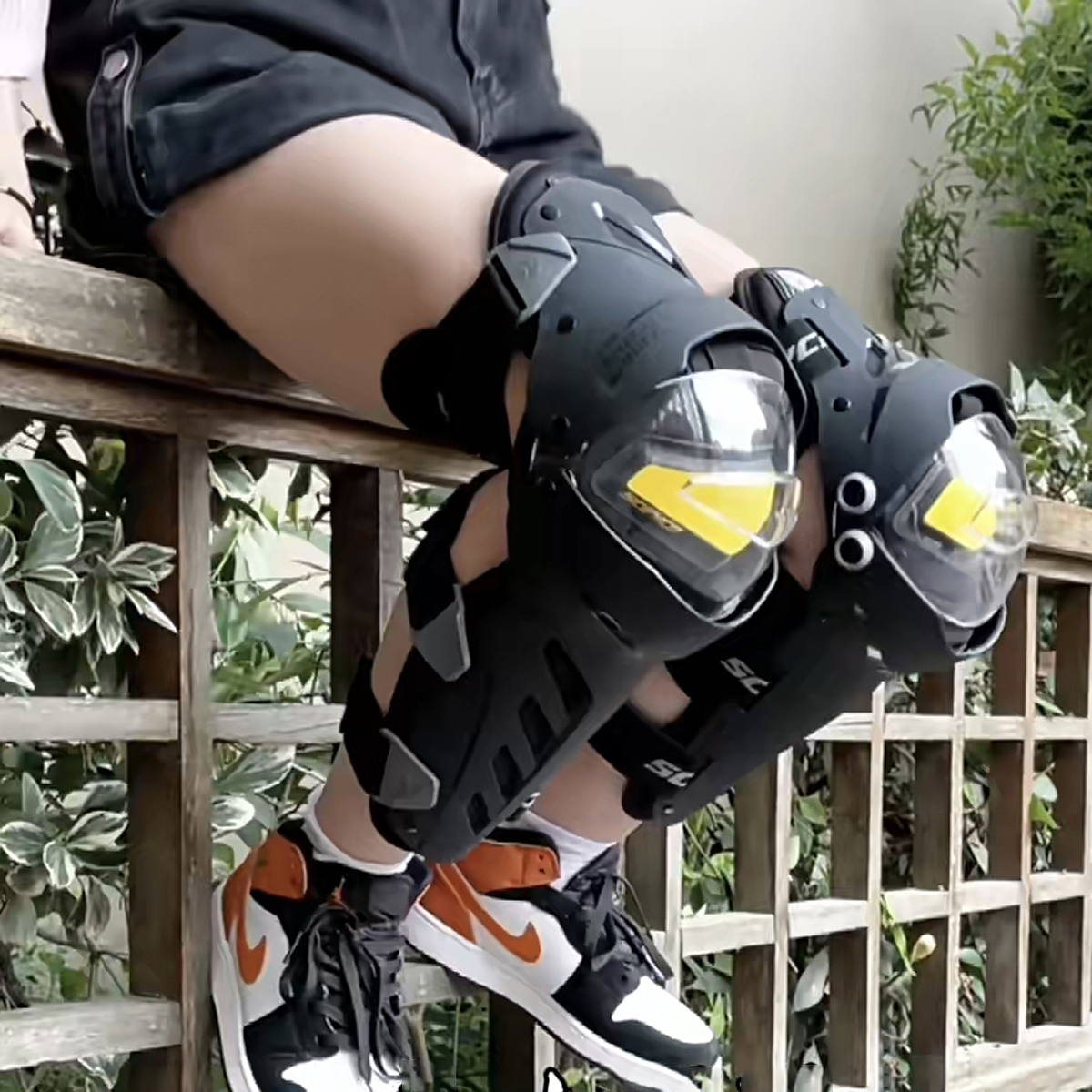 SCOYCO Motorcycle Knee Pads CE - مراجعة Motorcycle Gear Holder وسعره